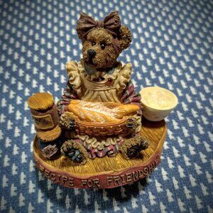 Patricia L Cooksbeary "Recipe For Friendship" Boyd's Bears Longaberger Figurine